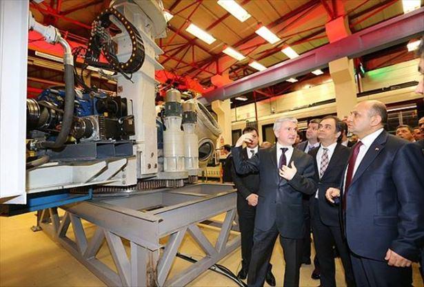 <p><strong>Milli enerji yatırımına destek</strong></p>
<p>Enerji sektöründe girdi mahiyetinde olan ve üretilmesi yüksek katma değer sağlayacak hedef ürünler listesi çıkarılarak bunların üretimine yönelik yatırımlar desteklenecek. Rüzgar, güneş, hidroelektrik gibi alternatif enerji kaynakları üreten tesislerde kullanılan, makine ve teçhizatın yurtiçi üretiminin payı artırılacak. MTA’nın yurtdışında da madencilik faaliyeti yapabilmesi sağlanacak. Elektrikli araçlar için prototip batarya üretimi gerçekleştirilecek. Başta finansal ortamı iyileştirmeye yönelik olmak üzere yerli makine üreticilerinin rekabet gücünü artıracak mekanizmalar oluşturulacak.</p>