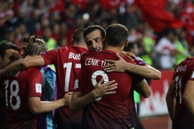 <p>2018 yılında ilk kez hayata geçirilecek olan UEFA Uluslar Ligi'nde Türkiye'nin hangi ligde yer alacağı ve muhtemel rakipleri belli oldu. UEFA üyesi 55 üyenin katılımıyla yapılacak turnuvada takımlar UEFA Ülke Sıralaması'ndaki yerlerine göre 4 lige ayrılacak.</p>
