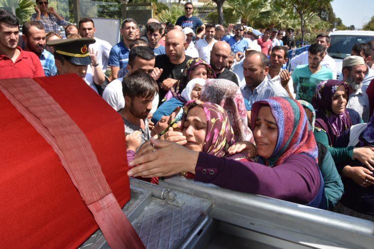 <p>Şehit Yusuf Kenan Mutlu’nun oğlu Kağan Mutlu da babası için saf tuttu. Namazdan sonra şehit Seracettin Kılınç’ın babası Mehmet Kılınç, oğlunun fotoğrafını aldı ve uzun süre sarılarak ağladı. Şehit Kılınç’ın annesi Pakize Kılınç ve 4 ay önce nişanlandığı Hatice ise güçlükle ayakta durabildi.</p>