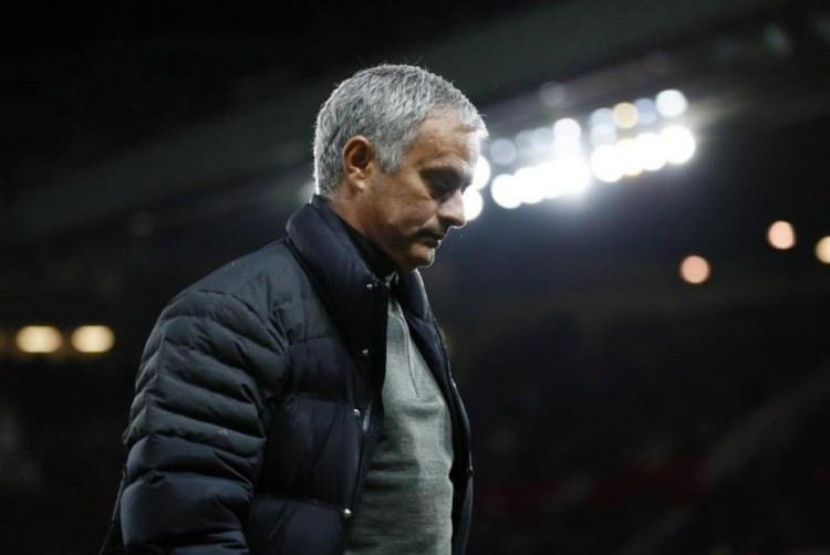 <p>Maç başladığında Mourinho ve Manchester 1 gol istedi, Fenerbahçe yedi 4 gol. Mourinho ve takımı 4 gol attı demiyorum, Fenerbahçe yedi. Pogba'nın attığı gol muhteşemdi ama kırılgan yüz hatları ve duygularıyla oynayan, adeta penaltı golüyle zaten maçı kaybettiğini düşünen bir takım vardı.</p>
