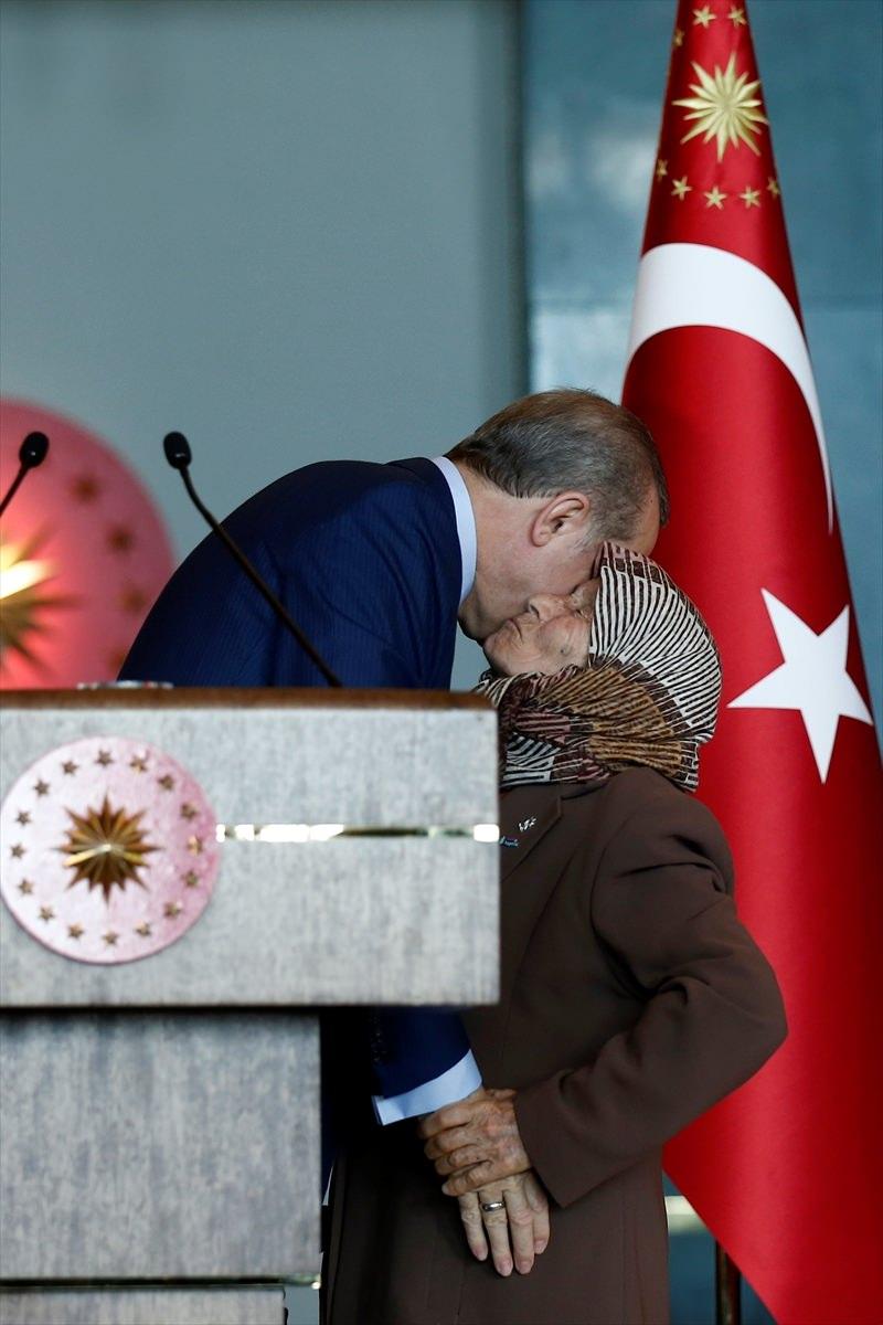 <p>Erdoğan'ın burada yaptığı konuşmanın ardından davetlilerden bir kadın, kürsüye gelerek Cumhurbaşkanı Erdoğan ile sohbet etti.</p>