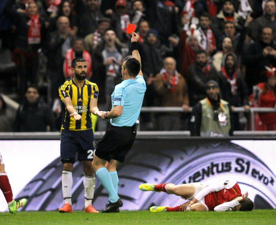 <p>Portekiz basını ise diğerlerinin aksine, sanki hakem Ivan Bebek maçta hiçbir hatalı karar vermemiş gibi galibiyeti Braga'nın üstün taktikleri ve performansının getirdiğini belirterek yazdı. Öte yandan Portekiz gazeteleri, karşılaşmanın hakemi Ivan Bebek hakkında hiçbir yorum yapmadı.</p>
<p> </p>