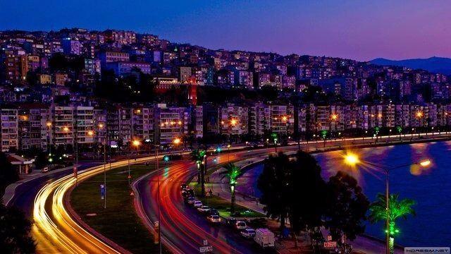 <p><strong>İzmir</strong></p>

<p>Kayıtlı Suriyeli: 111,118</p>

<p>Şehir Nüfusu: 4,223,545</p>

<p>İl nüfusu ile karşılaştırma yüzdesi: 2.54</p>
