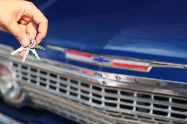 <p>İstanbul'da yaşayan Amasyalı bir iş adamı, memleketinde samanlıkta beklettiği 1963 model Chevrolet İmpala marka klasik otomobili yeniletmek için Çorum'da faaliyet gösteren bir oto dizayn firmasına teslim etti. </p>
