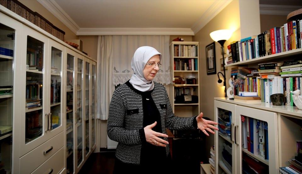 <p>Ramazanoğlu, kitapları okurken yanlarına notlar düştüğünü, çocuklarının da yıllar sonra bu kitapları "Acaba annemiz ne yazmış?" diyerek merakla okuduğunu söyledi. Bir kaç kitap yazmayı planladığını aktaran Ramazanoğlu, bunlardan birinin deneme şeklinde olacağını kaydetti.</p>
<p> </p>