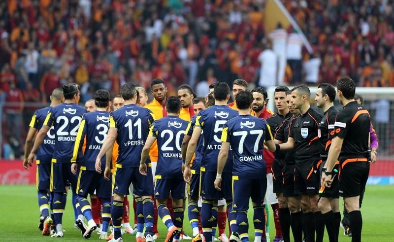 <p>Spor Toto Süper Lig'i 2. sırada bitirerek şampiyonluğu kaybeden Fenerbahçe, Ziraat Türkiye Kupası'nı alarak bu sezonu moralli kapatmak istiyor. Galatasaray ise Avrupa Kupası'ndan gelen cezayı çekmek için kupayı müzesine götürme amacında... Bu maç öncesi de her iki takımın 11'leri şekillenmeye başladı. İşte Fenerbahçe - Galatasaray maçının muhtemel 11'leri...</p>

<p> </p>
