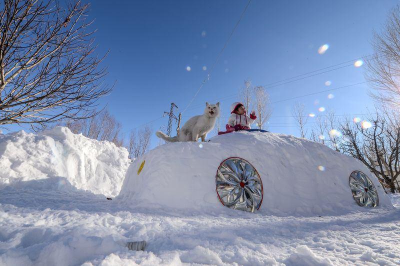 <p>Van'da, yoğun kar yağışının ardından gelen güneşli havayı fırsat bilen gençler, karı eğlenceye dönüştürdü. </p>
