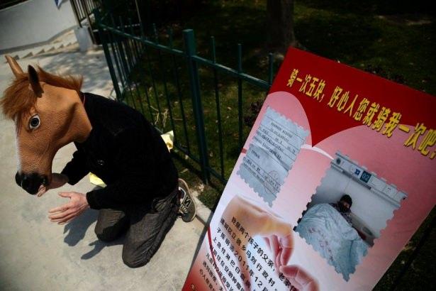 <p>Çin’de 38 yaşındaki çiftçi Chen Yuntao adlı adam, oğlunun kanser tedavisini karşılamak amacıyla sıra dışı bir yönteme başvurdu.</p>

<p> </p>

<p> </p>
