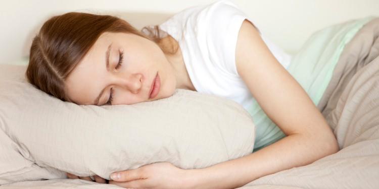 <p>Yapılan bazı çalışmalar, beyinde serotonin sentezini uyaran triptofan isimli bir aminoasidin ve yüksek seyreden melatoninin düzeylerinin uykunun kaliteli, dinlendirici, rahat olmasına neden olduğunu açıkça belirtiyor.</p>
