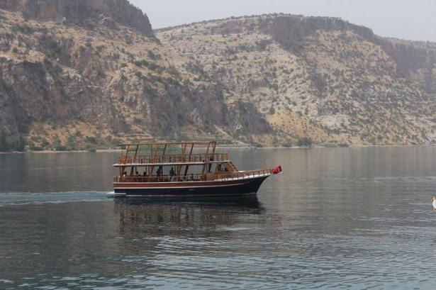 <p>Güneydoğu bozkırının ortasındaki Birecik Baraj Gölü sayesinde bir sahil kentini andıran ve temel geçim kaynağı turizm olan Şanlıurfa'nın Halfeti ilçesi, terör olayları nedeniyle turizm sezonunda beklediği ilgiyi göremedi.</p>
