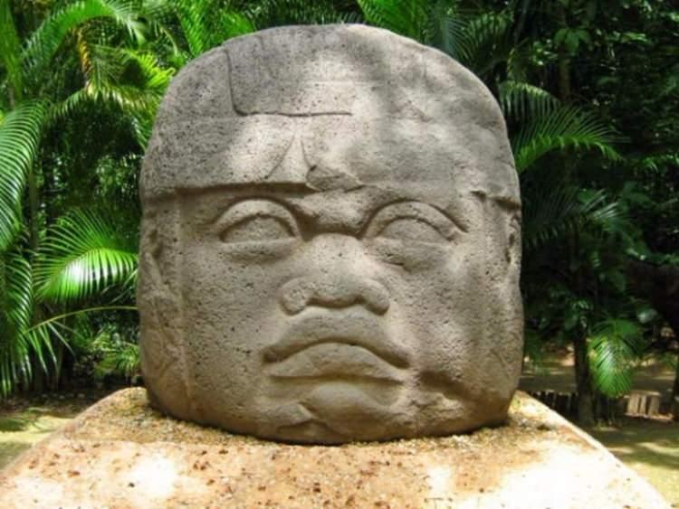 <p>Olmec Taş Kafaları</p>
<p>Bazalt kayalardan oyulan ve baş şeklinde olan bu heykeller, Meksika ve Guatemala, Karayip kıyı şeridinde bulunmuştur. Orta Amerika halklarının geleneksel özelliklerini taşıyan bu heykelleri kimin yaptığı bilinmiyor. Her kafa 50 ton ağırlıkta ve tek bir kayadan oyulmuştur. Olmec medeniyeti tarafından yapıldığına inanılan bu heykeller nasıl taşınmış ve neden yapılmış bilinmiyor ama 2000 yıl önce medeniyet ortadan kaybolmuştur.</p>