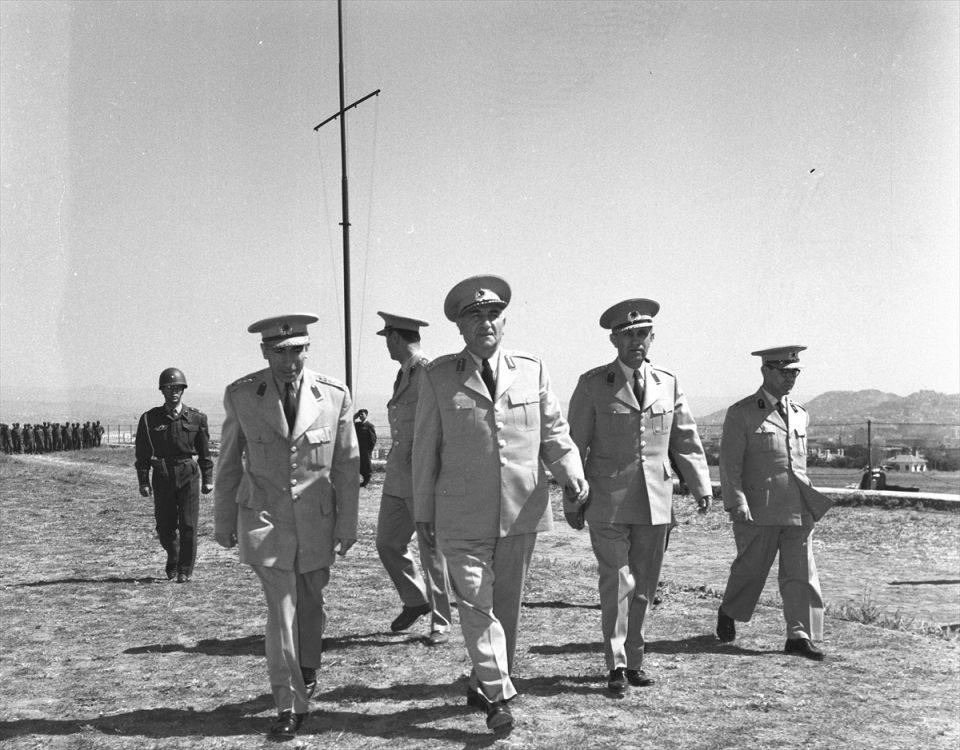 <p>1960'ta Milli Birlik Komitesi (MBK), Devlet ve Hükümet Başkanı, Türk Silahlı Kuvvetleri Başkomutanı Orgeneral Cemal Gürsel (ortada), MBK üyesi ve Başbakanlık Müsteşarı Albay Alparslan Türkeş (solda) ile birlikte Zırhlı Birlikler Okulu'nu ziyaretinde görülüyor. </p>
