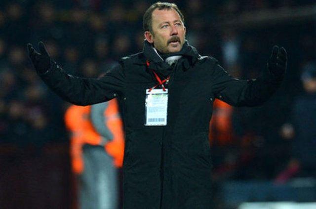 <p>Sergen’in gol attığı bir maç sonrası...</p>
<p>Muhabir: Sergen hiç bir golünü kız arkadaşına hediye ettiğin oldu mu?</p>
<p>Sergen: Aynı golü iki kıza hediye ettiğim bile oldu.</p>