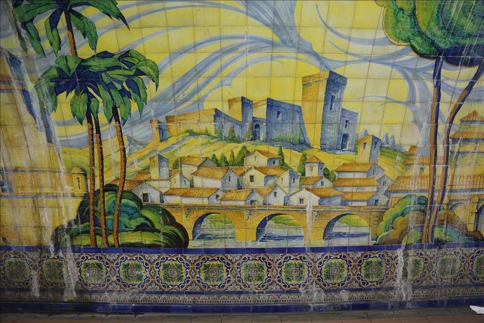 <p>Şehirdeki altı metro hattında farklı temalarda süslemeler kullanılırken, 1935'te inşa edilen "C" hattındaki metro duraklarının duvarlarında İspanya'nın farklı bölgelerinden manzaralar bulunuyor.</p>

<p> </p>

