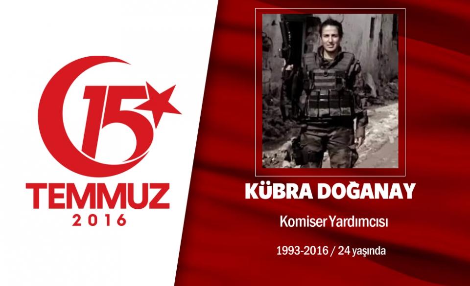 <p>23 yaşındaki Kübra Doğanay, özel harekat polisiydi. Gazi Üniversitesi Güzel Sanatlar Eğitimi Resim-İş Öğretmenliği bölümünde eğitim görmüş, arkadaşları Cennet Yiğit ve Gülşah Güler'le birlikte polis olmaya karar vermişlerdi. Komiser yardımcısı Doğanay, aynı arkadaşları gibi 8 aydır polisti, Diyarbakır Sur'daki operasyonlara katıldı, geri döndü. 15 Temmuz gecesi üç arkadaş, görev başı emriyle birlikte, Ankara'daki Gölbaşı Özel Harekat Daire Başkanlığı'na gitti. Kübra Doğanay da aynı arkadaşları Cennet Yiğit ve Gülşah Güler gibi, hain darbecilerin gasp ettiği savaş uçaklarıyla yaptığı saldırıda şehit düştü.Şehit Kübra Doğanay, memleketi Kayseri'nin Yeşilhisar ilçesinde son  yolculuğuna uğurlandı. Şehidin adı, ilçesinde yapılacak olan Fen Lisesi'nde yaşayacak. </p>
