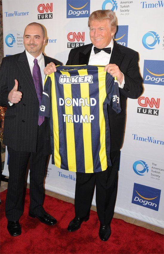 <p>ABD Başkanı seçilen Donald Trump'ın Fenerbahçe formalı fotoğrafı sosyal medyayı salladı. Sarı lacivertliler arasında gündem olan o fotoğrafın hikayesi ise bir hayli ilginç...</p>
