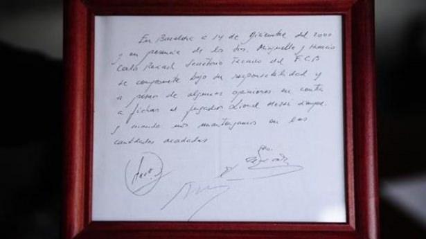 <p>Babası bekletilmekten ötürü sinirlenmişti ve "Messi ayrılıyor" dedi. 14 Aralık 2000'de Carles Rexach baba Messi'yi bir öğle yemeğine çağırdı ve oturdukları restoranda ilk sözleşmeyi bir peçeteye yazarak imzaladı.</p>
<p> </p>
