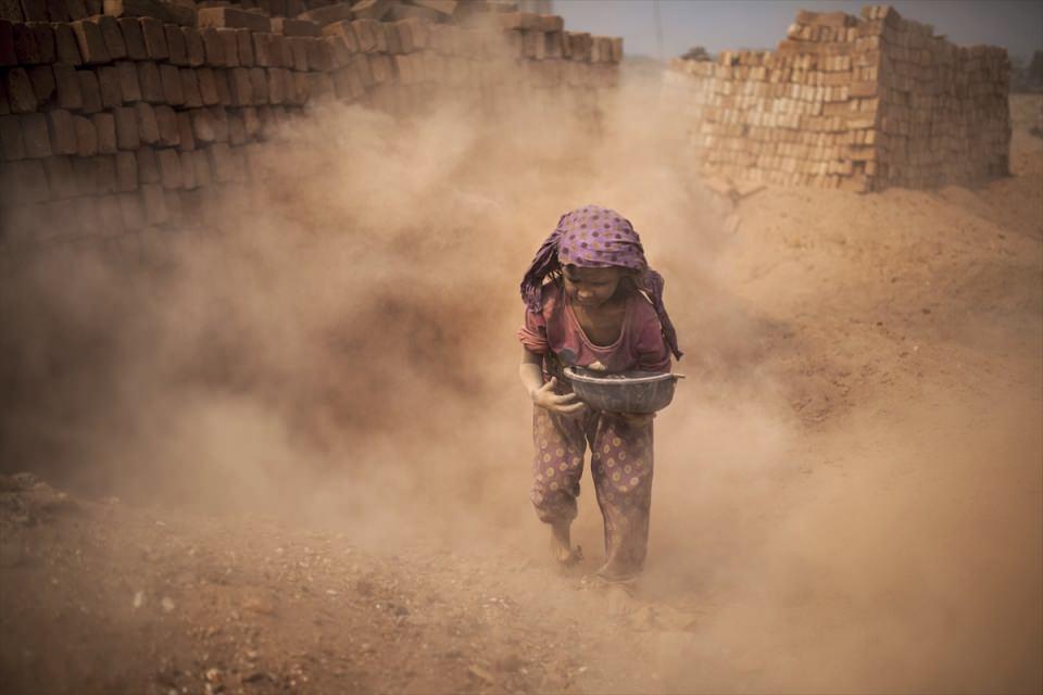 <p>Bangladeş'in başkenti Dakka'da bulunan bir tuğla imalathanesinde, çocuk yaştaki işçiler tuğla atıklarının arasında kömür topluyor. Tozun insan hayatındaki olumsuz etkilerine aldırış etmeyen çocuk işçiler, aile bütçelerine katkıda bulunabilmek amacıyla haftalık 4 dolar karşılığında çalışıyor.</p>
