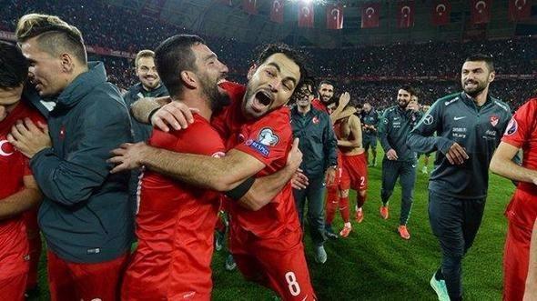 <p><strong>SELÇUK BÜYÜK MAÇLARDA YOK</strong><br />
<br />
Selçuk İnan, büyük maçların hiçbirinde piyasada yok. İddia ediyorum Fatih Terim yarın beni milli takıma çağırsın, Estonya ve Andorra gibi takımlara karşı gol atmazsam gel bana istediğini söyle.</p>