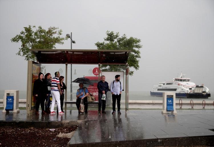 <p>İzmir'de sağanak yağış yolları su altında bıraktı<br />
</p>
