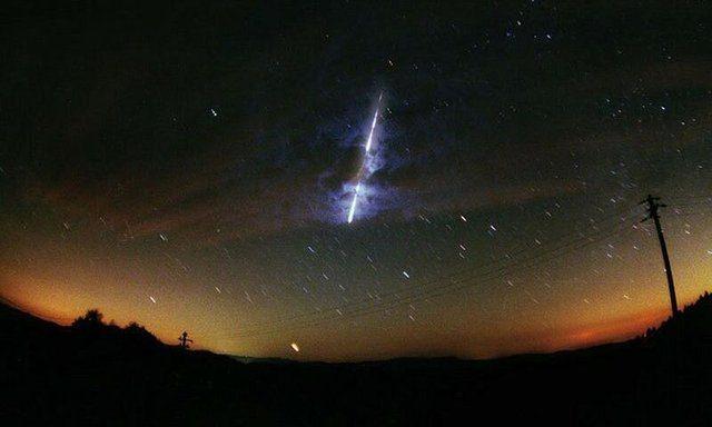 <p>Prof. McDowell, denize çarparken yüzlerce kilometre mesafeden görülebilecek kadar büyük bir ışık parıltısı oluşturan cismin muhtemelen 1 metre çapında bir meteor olduğunu belirterek, bunun son yıllarda dünyaya çarpan en büyük meteor olduğunu kaydetti. DHA</p>

<p><a href="http://video.haber7.com/video-galeri/77163-son-yillarin-en-buyuk-meteoru-dunyaya-carpti" target="_blank"><strong>HABERİN VİDEOSU İÇİN TIKLAYINIZ...</strong></a></p>
