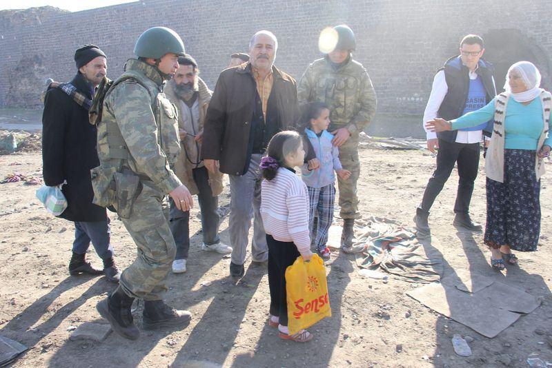 <div>
<div>Güvenlik kaynaklarından alınan bilgiye göre, Diyarbakır'ın Sur ilçesinde yaşayan ve operasyon bölgesinde askere sığınan vatandaşlar dün, Türk Silahlı Kuvvetleri personeli tarafından güvenli bir bölgeye tahliye edildi.</div>
</div>

<div> </div>
