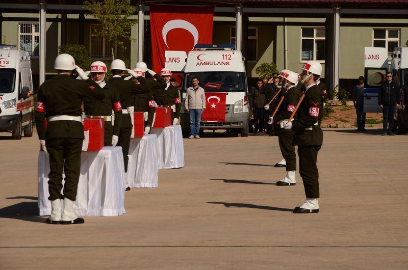 <p>Diyarbakır 7. Kolordu Komutanı Korgeneral İbrahim Yılmaz ve Mardin Valisi Ömer Faruk Koçak da şehitlerin yakınlarını teselli etmeye çalıştı.</p>
<p> </p>