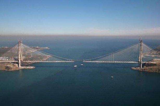 <p>Sonra kaynakları yapılıp eksikleri tamamlanacak. Köprü üstünde yürüyerek ve araçla ilerlemek mümkün olacak" demişti. Bakan Yıldırım ayrıca, köprünün açılışının ağustos ayı gibi yapılmasının planlandığını da söylemişti.</p>