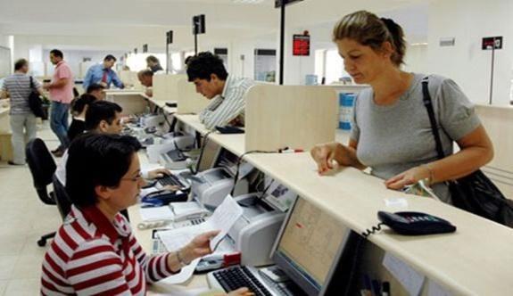 <p><strong>SORU ÇALARAK GİRDİLER</strong></p>

<p>Halen yürürlükteki uygulamaya göre kamuda görev almak isteyen memur adayları B grubu kadrolar için Kamu Personel Seçme Sınavı'na (KPSS) girdikten sonra ÖSYM tarafından ilan edilen kadro ve pozisyonlara müracaat ediyor.</p>
