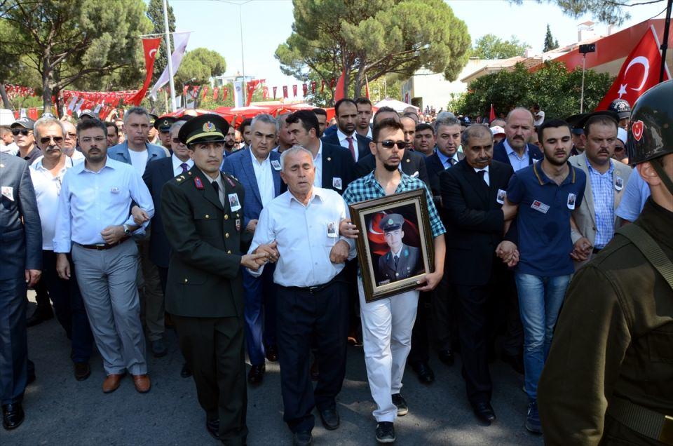 <p>Hakkari'nin Çukurca ilçesinde terör örgütü PKK mensuplarına yönelik sürdürülen operasyonda şehit düşen Astsubay Bahri Uçuş, memleketi Aydın'ın Kuyucak ilçesinde toprağa verildi.</p>