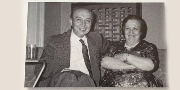 <p>Sadberk Hanım ve Vehbi bey Büyükdere'deki evde neşeli bir günlerinde. Yıl 1962.</p>
<p> </p>