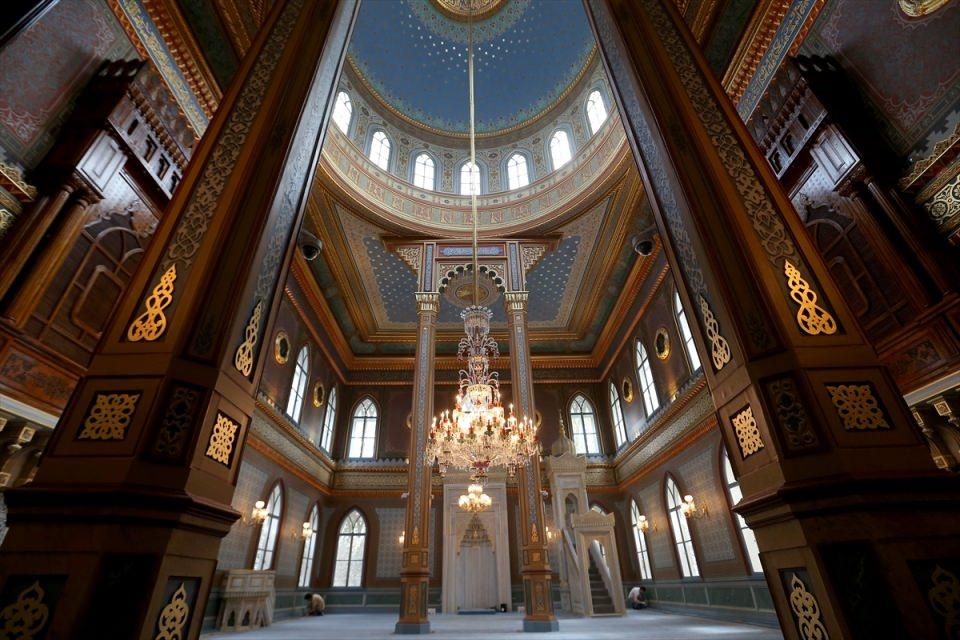 <p>Selçuklu izleri de görülmekte, Osmanlı ve 1885'lerde yapıldığını düşünecek olursak barok üslup da etken olmaya başlamış mimaride. Dolayısıyla buradaki kalem işlerinin raspa yöntemiyle orijinallerine ulaşıldı. </p>