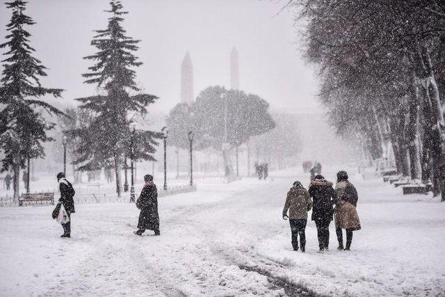 <p>Hava sıcaklığının; doğu kesimlerde 2 ila 4 derece azalacağı, batı ve iç kesimlerde 2 ila 4 derece artacağı tahmin ediliyor.</p>
<p> </p>