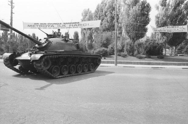 <p> 12 Eylül 1980 sabahı sokağa çıkma yasağı ilan edildi. </p>