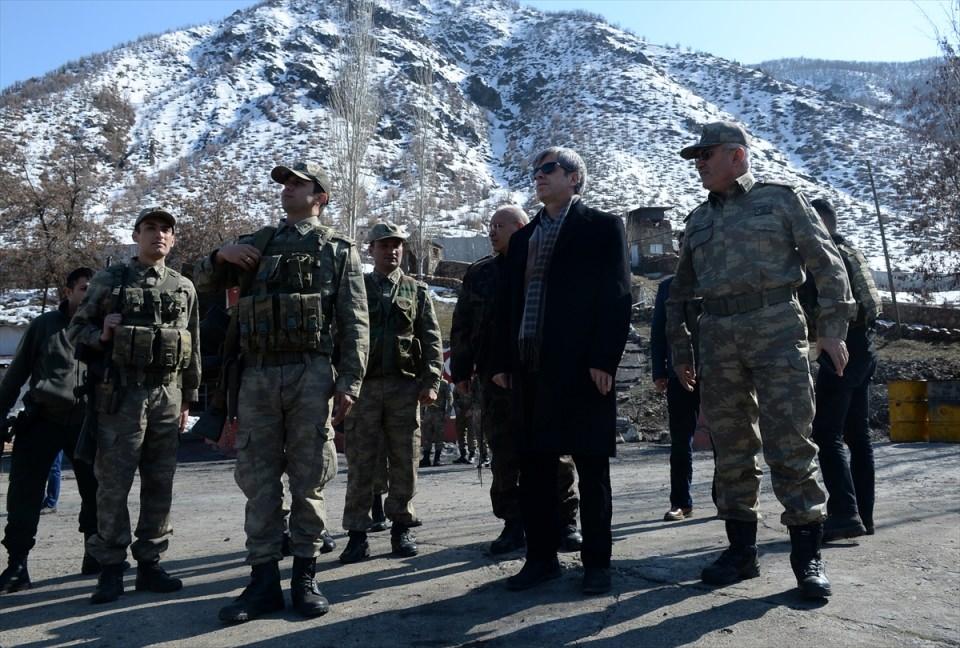 <p>Daha sonra karakola geçen Çınar, bölgede terör örgütü PKK'ya karşı kahramanca mücadele veren askerlerle bir süre sohbet ederek incelemelerde bulundu.</p>

<p> </p>
