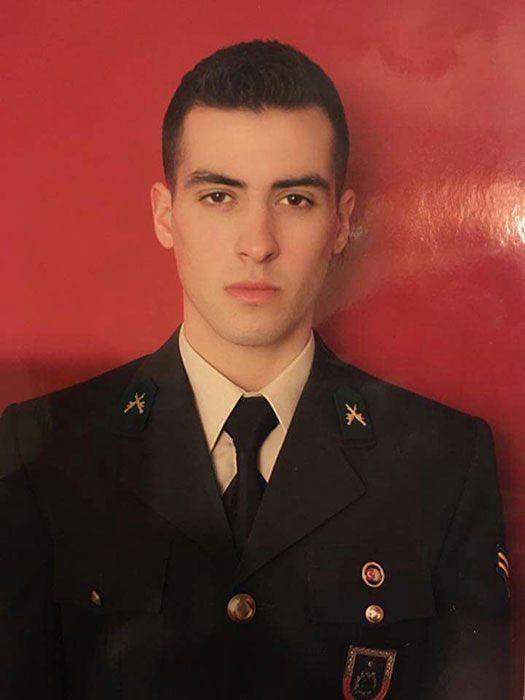<p><strong>KOMANDO ASTSUBAY GÖKHAN ÖZÜPEK - KIRKLARELİ</strong></p>
<p>El Bab ve çevresinde bombalı araçlarla yapılan intihar saldırısında şehit olan 23 yaşındaki Komando Astsubay Göktan Özüpek'in Kırklareli'nde yaşayan ailesine acı haber iletildi. Acı haberi alınca baygınlık geçiren anne Sevim Özüpek'e, sağlık ekipleri müdahale etti. Türk bayrağı asılan eve gelen şehidin yakınları ve komşuları, taziyelerini iletti. Komando Astsubay Göktan Özüpek'in geçen ay başında evlendiği Ankara'da hemşire olarak görev yapan eşi Merve Özüpek'e de bilgi verildiği öğrenildi. Şehidin babasının ise yaklaşık 13 yıl önce geçirdiği trafik kazasında hayatını kaybettiği belirtildi.</p>