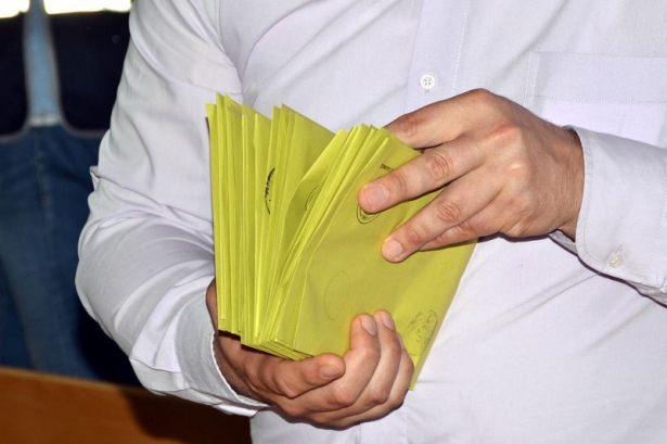 <p>Seçiminde HDP’yi destekleyen seçmen ise yüzde 42,25’i HDP’yi, yüzde 19,72’si AK Parti’yi, yüzde 22,54’ü CHP’yi başarılı buldu. Yapılan anket sonuçları incelendiğinde ise CHP’li, MHP’li ve HDP’li seçmenlerin yaklaşık yarısı, partilerinin koalisyon performanslarından memnun olmadığını dile getirdi.</p>