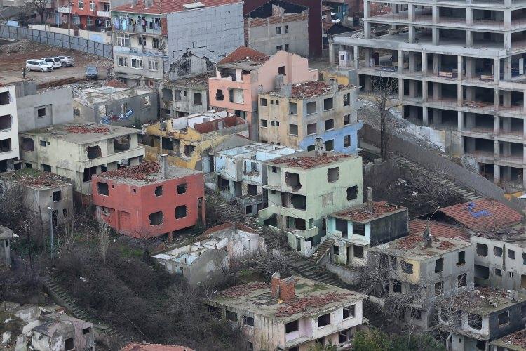 <p>Bu 36 adanın dışında kalan 19 adada anlaşmaların bittiğini ve ruhsat almak için hazırlıkların sürdüğünü belirten Durbakayım, "Sorunlu olarak 6 ada var. Bunlarda da Çevre ve Şehircilik Bakanlığı'nın son kararlarıyla yıl çıkmadan hepsinde temel atılmış olacak." diye konuştu.</p>
