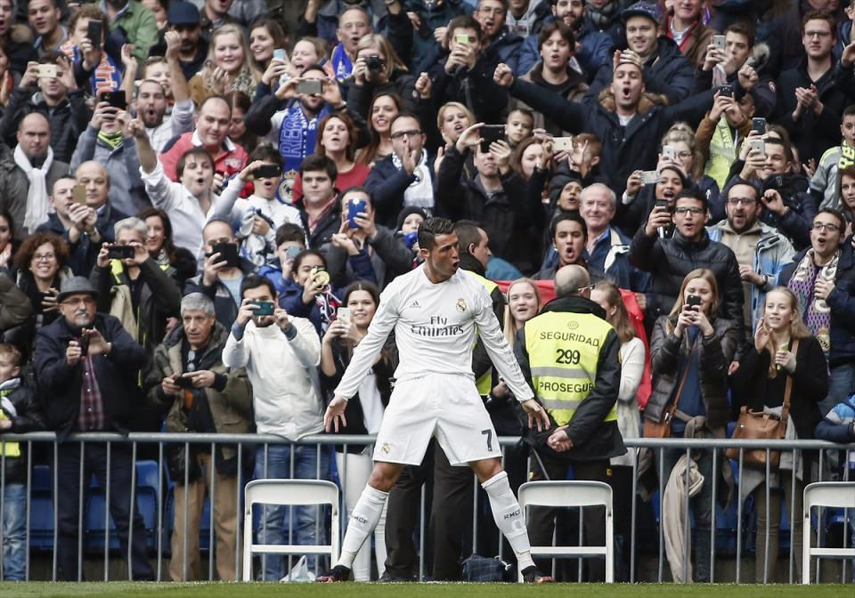 <p>İspanya Birinci Futbol Ligi (La Liga) mücadelesinde, Real Madrid ile Athletic Bilbao takımları Santiago Bernabeu Stadı’nda karşı karşıya geldi. Real Madrid takımının futbolcusu Cristiano Ronaldo, gol sevinci yaşadı. </p>