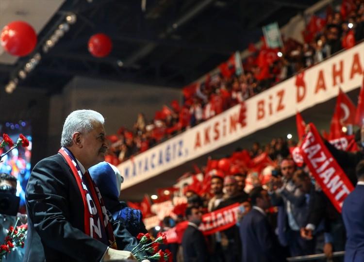 <p>AK Parti Gençlik Kolları Başkanlığı tarafından yayımlanan ‘Tercih Evet’ başlığıyla basılan gazete tüm partililere dağıtıldı.</p>