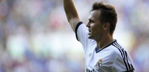 <p><strong>Fenerbahçe Cheryshev iddiası</strong></p>

<p>Fenerbahçe'nin son bombası Madrid'in Rus yıldızı Real Madrid'in Sevilla'ya kiraladığı Rus oyuncu Denis Cheryshev'in önümüzdeki sezon Fenerbahçe formasıyla sahalarda yer alabileceği öğrenildi.</p>

<p>Fenerbahçe yönetimi inatla transfer yapmayacağını söylese de sürpriz transfer iddiaları gelmeye devam ediyor. İspanyol Cadena Cope Radyosu geçen sezon Real Madrid'in Sevilla'ya kiraladığı Rus oyuncu Denis Cheryshev'in önümüzdeki sezonda da takımda olmayacağını açıkladı. Radyo, Villareal'in kiralamak istediği 23 yaşındaki Cheryshev için Fenerbahçe'nin, Real Madrid'e menajerler aracılığıyla transfer teklifi yaptığını iddia etti. Teklifin detayları hakkında bilgi verilmezken, Rus oyuncunun menajerliğini yapan babasının İstanbul'a transfer görüşmesi yapmaya gittiği bile iddia edildi.</p>
