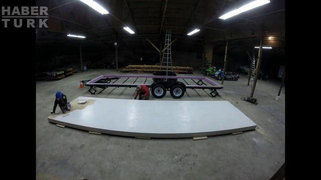 <p>Mesleği mimarlık olan Robert, eşiyle birlikte gerekli malzemeleri topladıktan sonra işe koyuldular.</p>

<p> </p>
