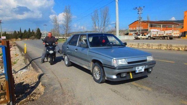<p>Balıkesir'in Bigadiç İlçesi'nde otomobil tamirciliği yapan Emin Kırbaş, yakıtı biten araç sürücülerine ilginç bir yöntemle destek veriyor. </p>
<p> </p>
<ul>
</ul>
<ul>
</ul>