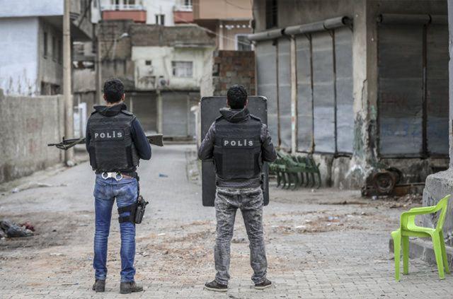 <p>Terör örgütü PKK'ya yönelik "Şehit Jandarma Astsubay Kıdemli Çavuş Burak Demirci Operasyonu"nun sona erdiği ve Genelkurmay Başkanlığının tamamının kontrol altına alındığını bildirdiği Cizre'de, güvenlik güçlerinin el yapımı patlayıcıların imhasına ve hayatın en kısa sürede normale dönmesine yönelik çalışmaları sürüyor.</p>
<p> </p>