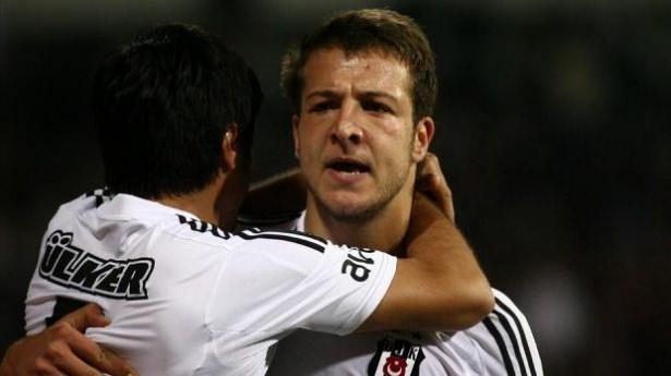 <p><strong>‘KRAL OLURUM’</strong><br />
3 KASIM 2007<br />
F.Bahçe-Beşiktaş derbisinde müsait olan Higuian’e pası vermeyip golü kaçırdı. Maç sonu, “Pas verip kral yapacağıma kendim atar kral olurum” dedi.</p>