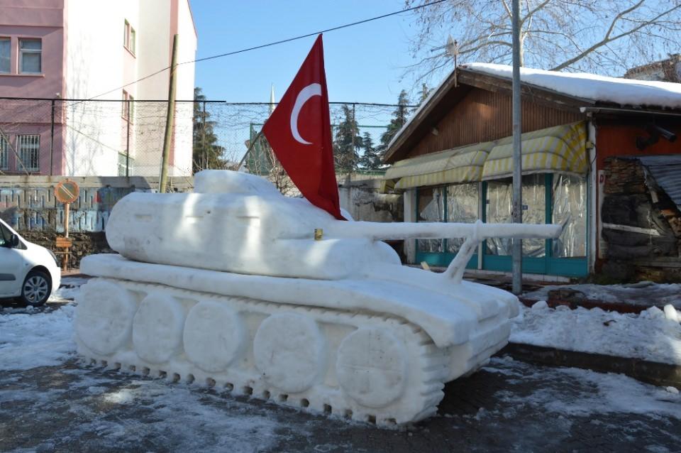 <p>Yasir ve Şehit kardeşler kardan yaptıkları tankın üzerine çıkıp tankı ele geçiren vatandaşları temsilen 15 Temmuz pozu vermeyi de ihmal etmediler. Öte yandan vatandaşlar kardan tanka yoğun ilgi gösterirken, kardan tank ile hatıra fotoğrafı çektirip sosyal medyada paylaşıyorlar.</p>

<p> </p>

<p> </p>
