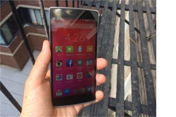 <p><strong>One modelinin yeni versiyonu</strong><br />
Çinli şirket OnePlus'ın 'One' adlı telefonu Samsung Galaxy S5 ile aynı özelliklere sahip ve sadece fiyatı 350 dolar... One modelinin yeni küçük ekranlı modelinin 2015'in ilk yarısında çıkması bekleniyor.</p>
