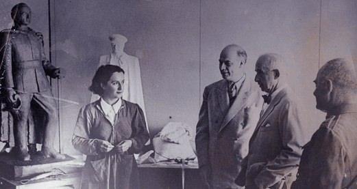 <p><strong>Sabiha Bengütaş</strong></p>
<p>İlk kadın heykeltraş</p>