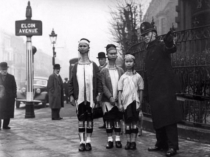 <p>Londra'da bir polis memuru Burmalı kadınlara yardımcı oluyor. (1935)</p>
<p> </p>