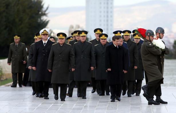 <p>Davutoğlu, karargaha gelişinde törenle karşılandı. Başbakan Davutoğlu'nun Çakmak Salonu'na geçmesinin ardından YAŞ'ın kış dönemi olağan toplantısı başladı.</p>

<p> </p>
